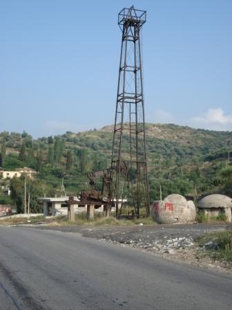 Albani� - aardoliewinning in streek van Ballsh met verdedigingspaddestoelen van Enver Hoxha
